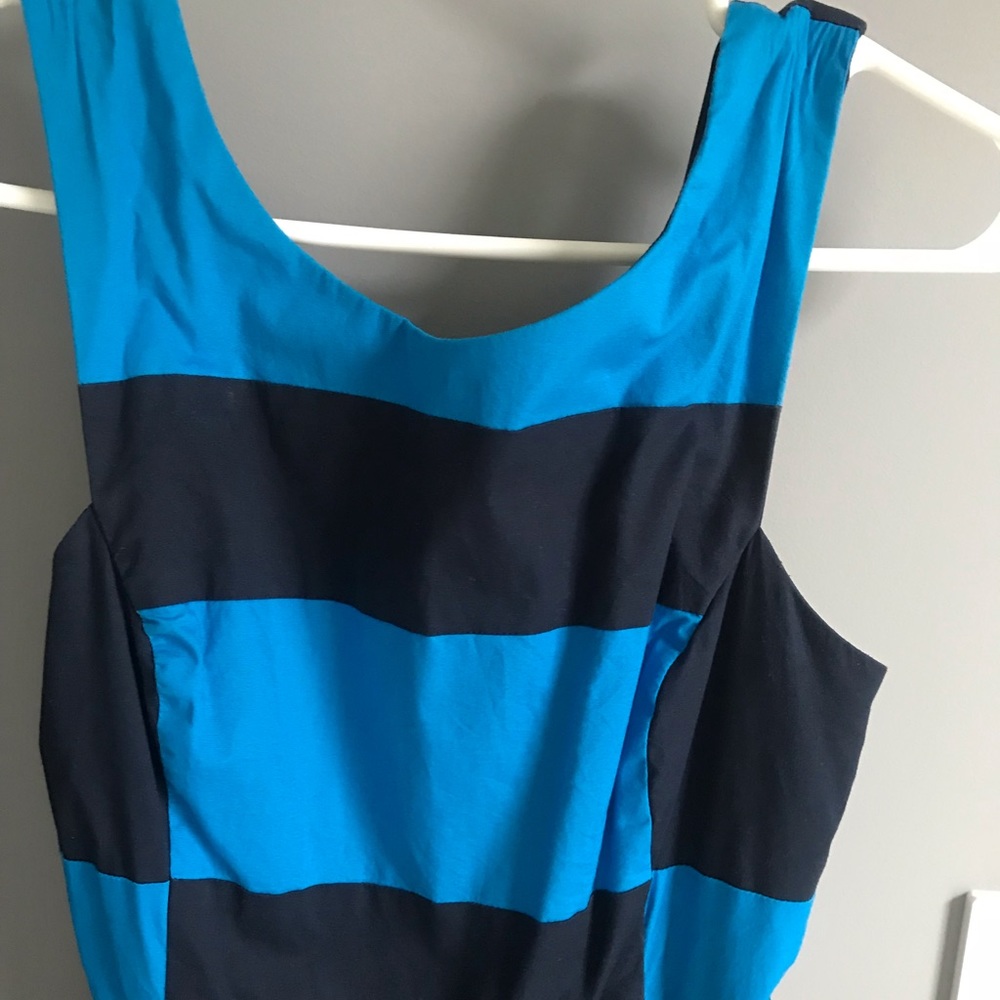 Comfy, flattering Bl/Blk dress w/belt. Size 3